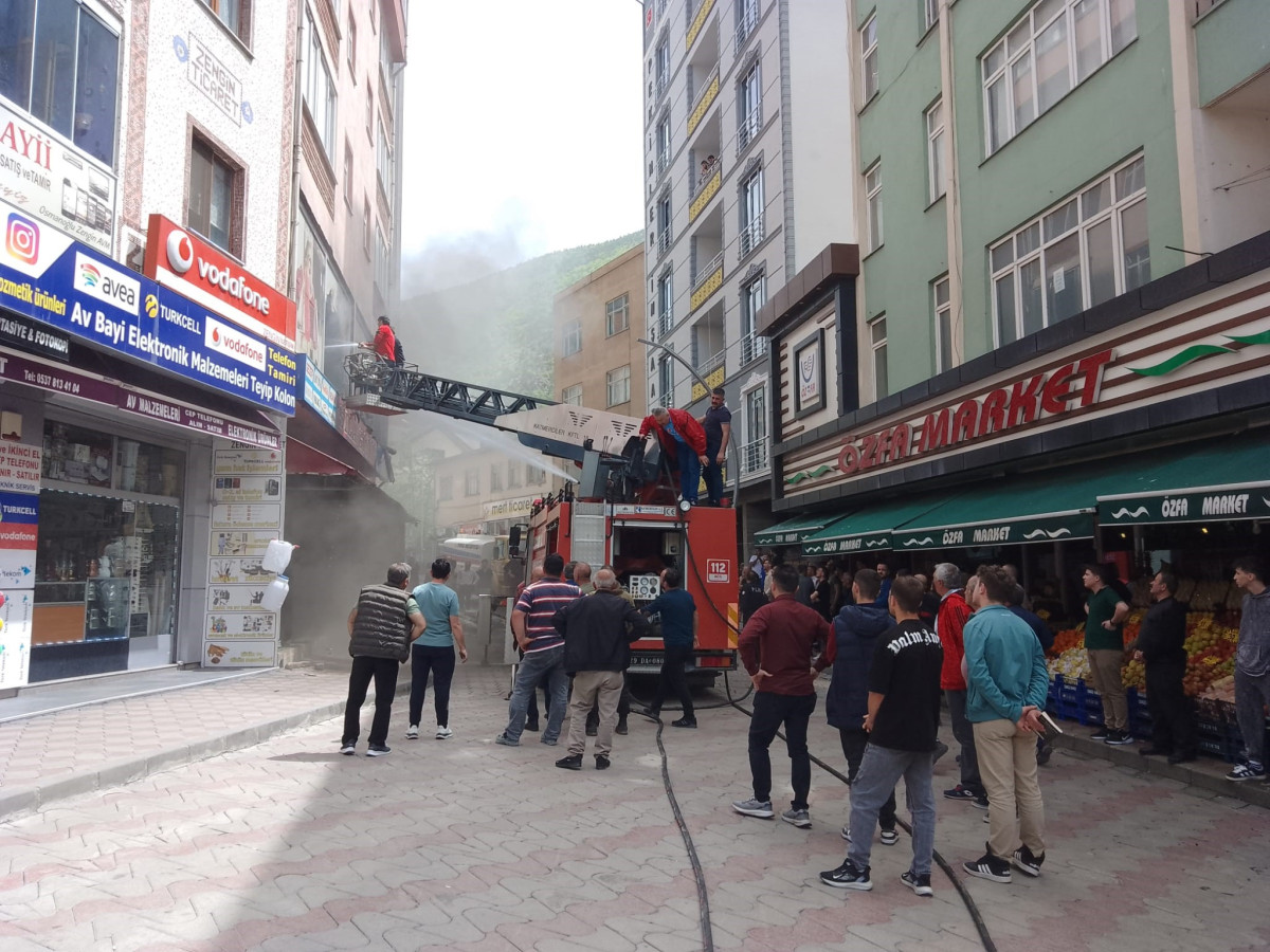 Torul'da 2 Katlı Mağazada Yangın