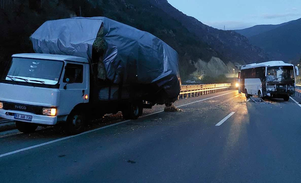 Tur midibüsü saman yüklü kamyonete çarptı: 2 yaralı