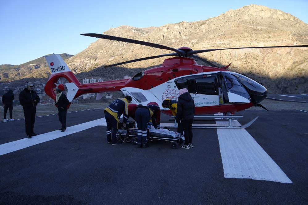 Ambulans helikopter minik Erva Asel için havalandı