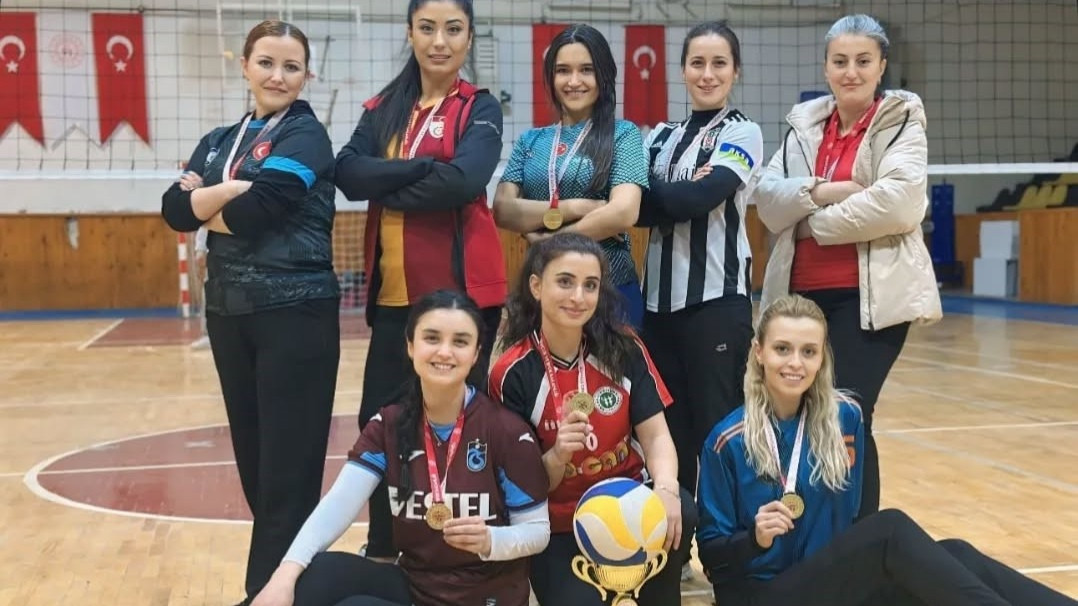 Bayburt'un kadın polisleri voleybol turnuvasında birinci oldu