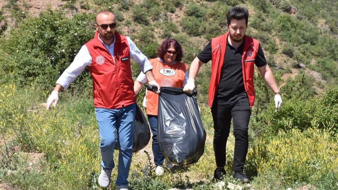 Gümüşhane Tema Vakfı Çevre Gününde Çöp Topladı