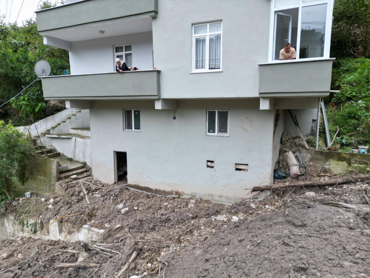  Heyelan 5 Katlı Binayı Teğet Geçti, Faciadan Dönüldü!