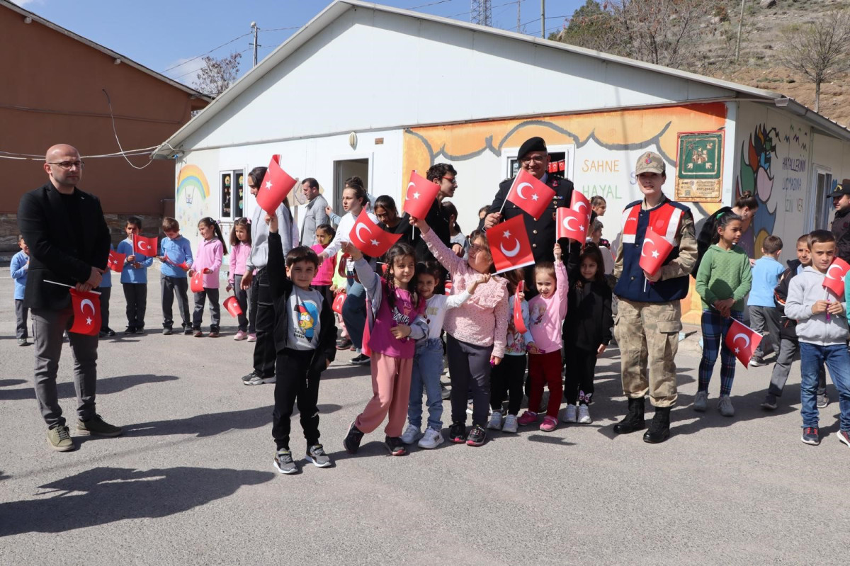 Jandarma Ekipleri 23 Nisan’da Köy Çocuklarını Unutmadı